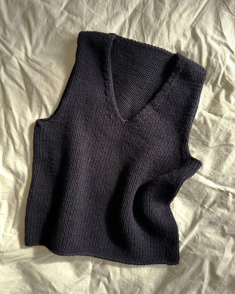 Kvinde iført mørkeblå Alice Top.