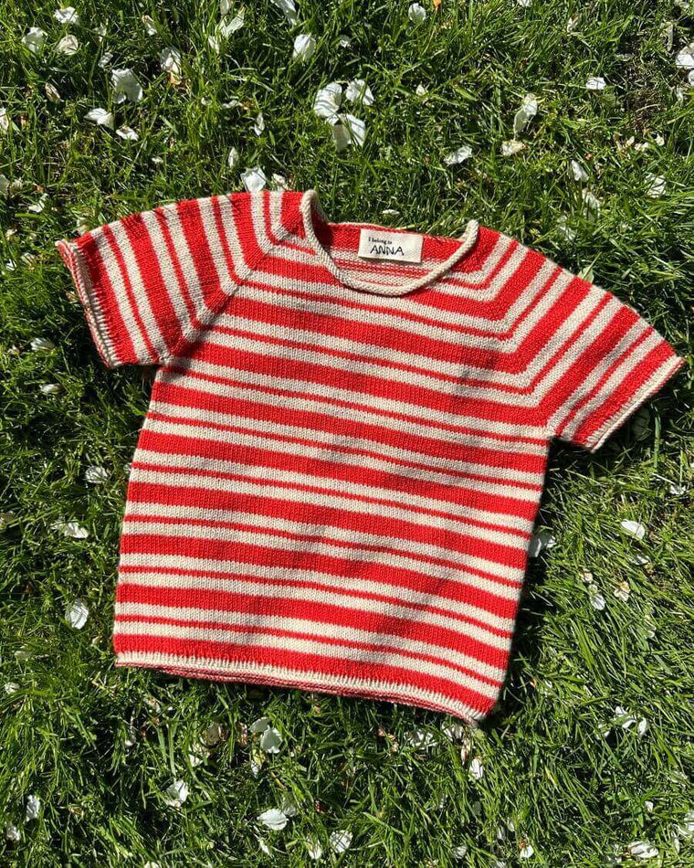 Barn iført rødstribet Amélie Tee Junior