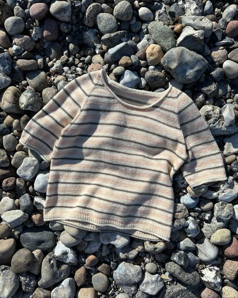 Kvinde iført stribet Amélie Tee