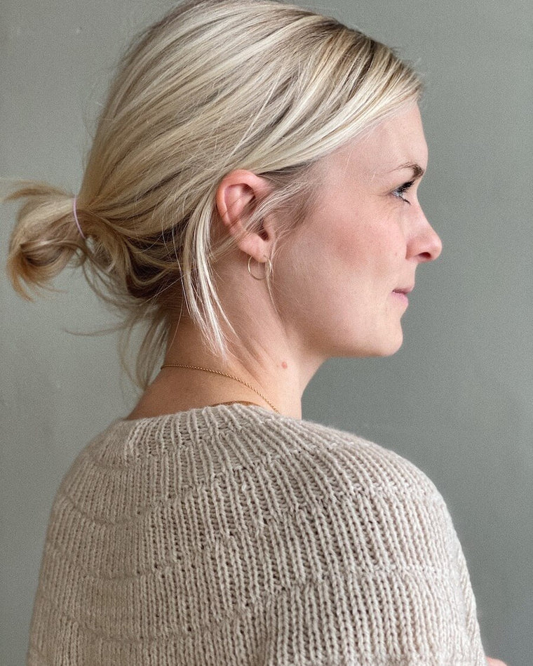 Kvinde iført hvid Ankers Cardigan – My Size