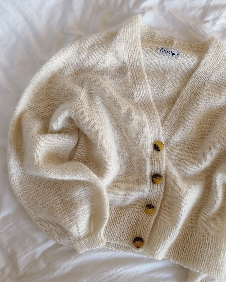 Kvinde iført hvid Balloncardigan 