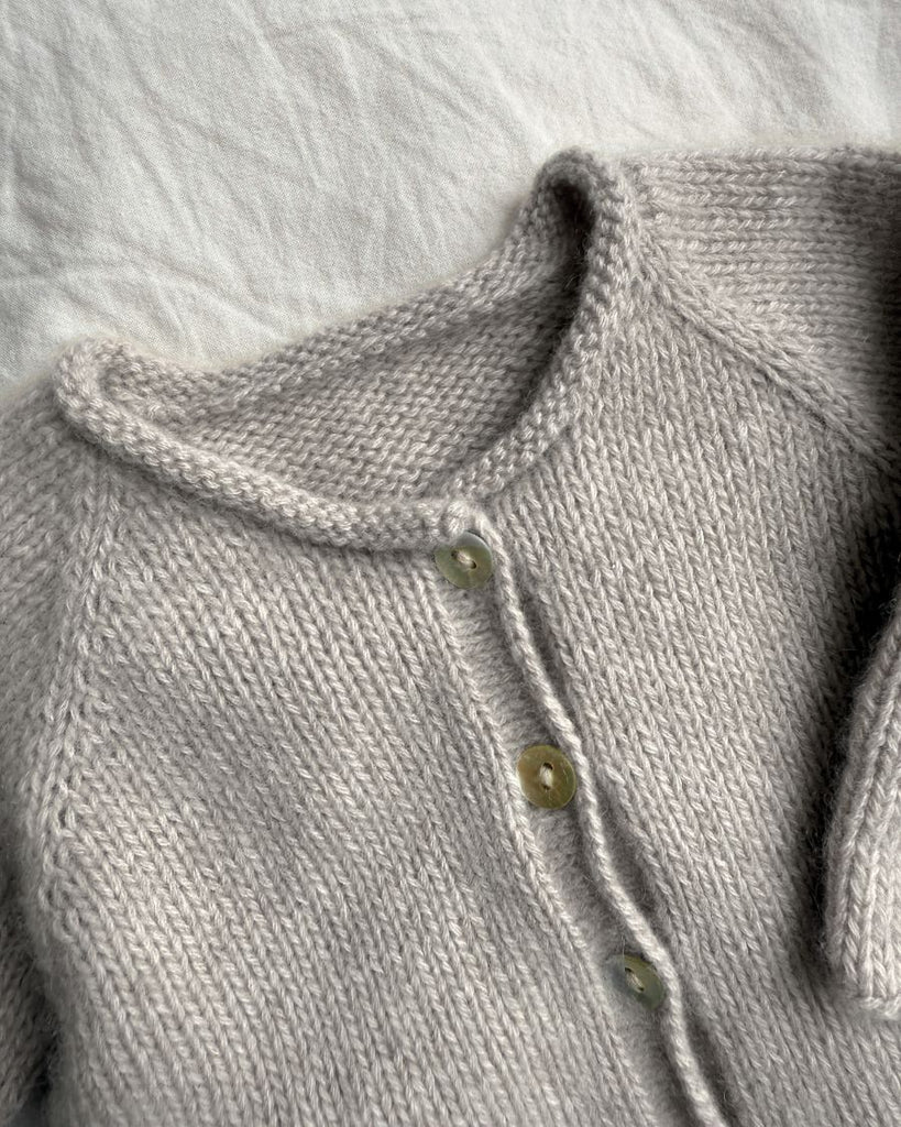 Halskanten på beige Cleo Baby Set