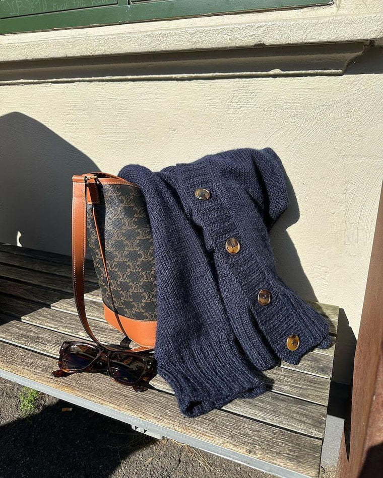 Dame i Eva cardigan med mørkebrune galalitknapper 25 mm