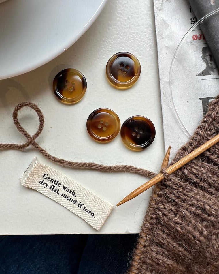 Jenny jacket v-neck med mørkebrune galalit knapper Ø25 mm