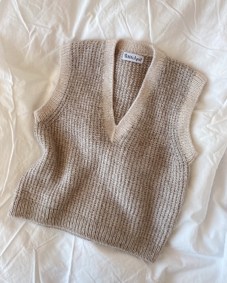 Kvinde iført lys beige Friday Slipover V-neck 