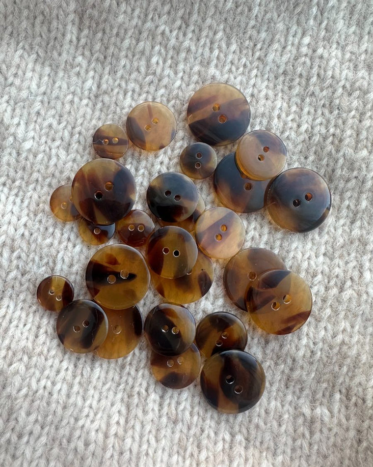 Én mørkebrun galalit knap i Ø 15 mm med 2 huller