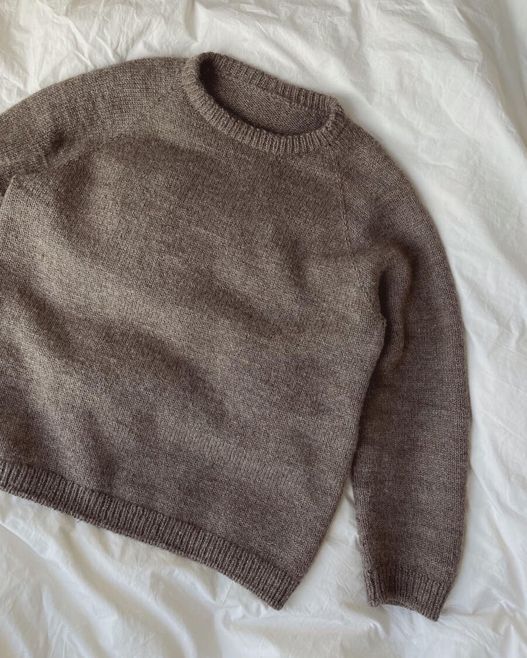 Mand iført koksgrå Hanstholm Sweater