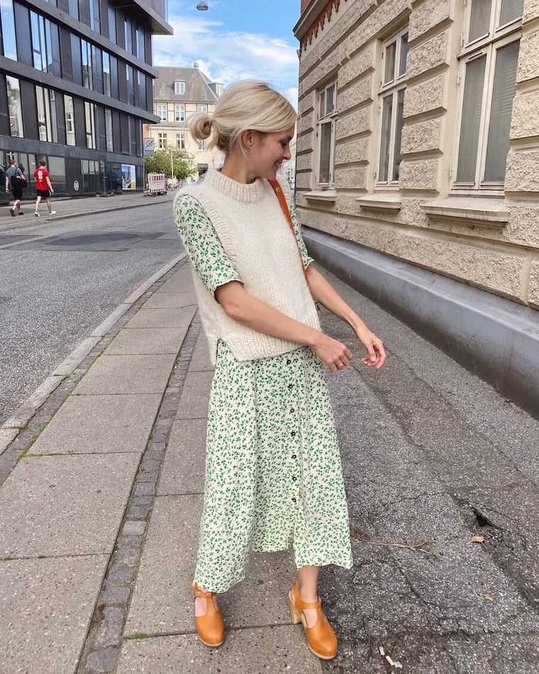 Kvinde iført hvid Holiday Slipover