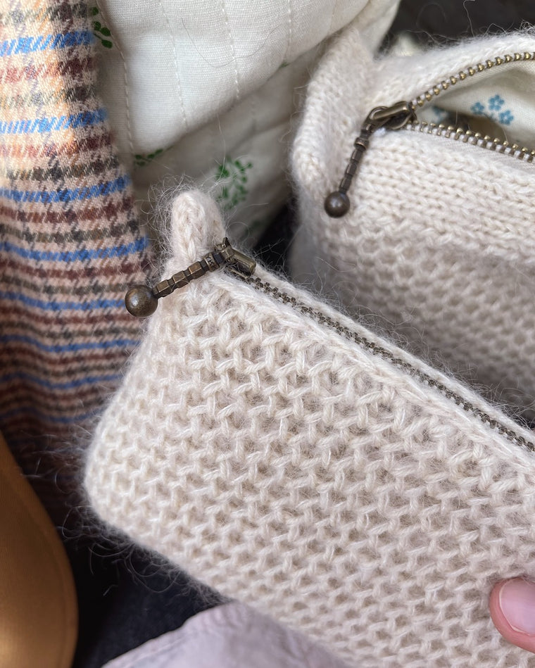 Florence bag og honey purse liggende på stol