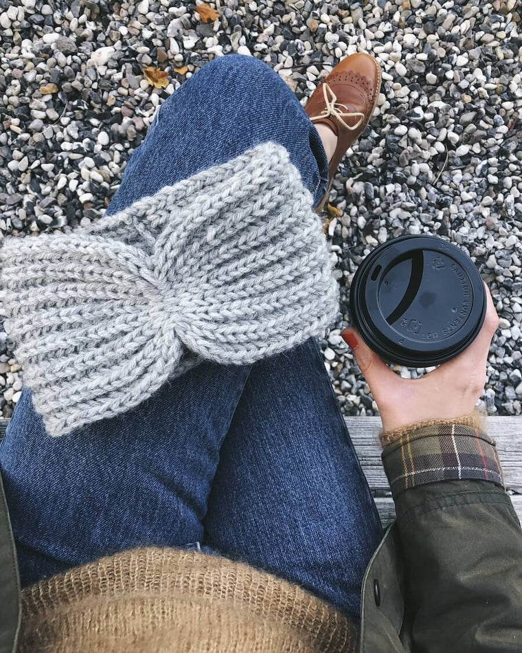 Kvinde iført gråt Ingeborg Pandebånd