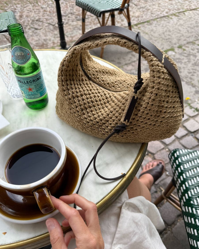 Stor, lysebrun Juno Bag på bænk