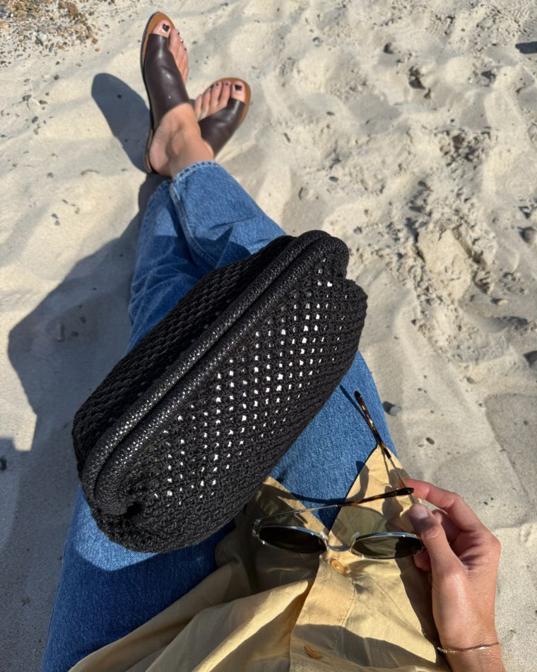 Closeup af åbentstående brun Juno Clutch 