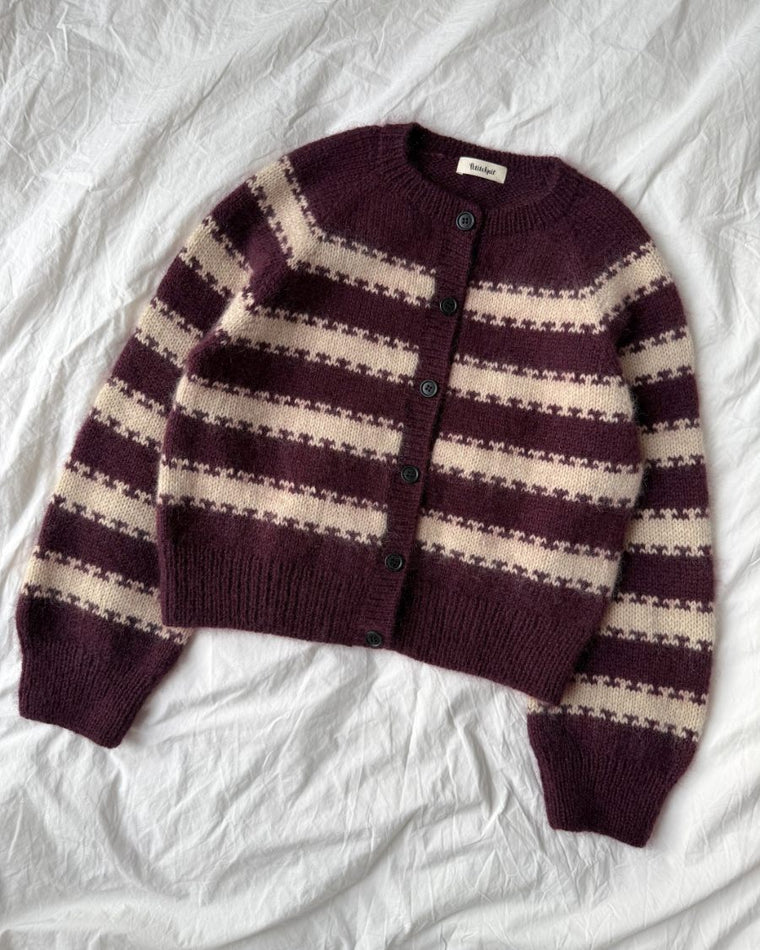 Kvinde iført bordeaux og hvide Key Cardigan