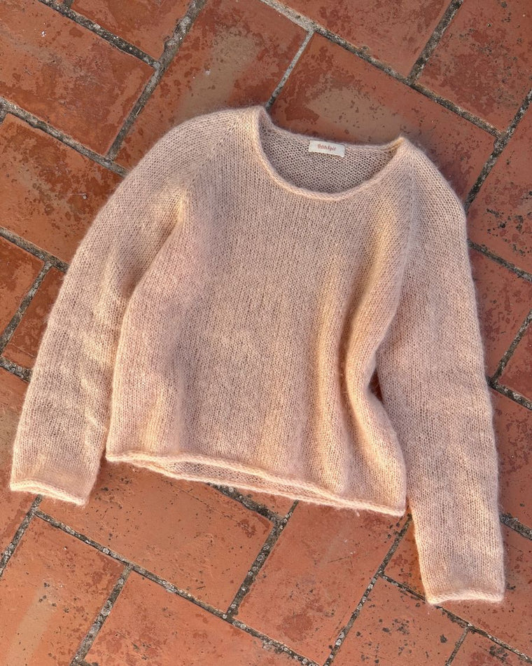 Kvinde iført ferskenfarvet Kumulus Bluse O-neck og kvinde iført rød Kumulus Bluse O-neck