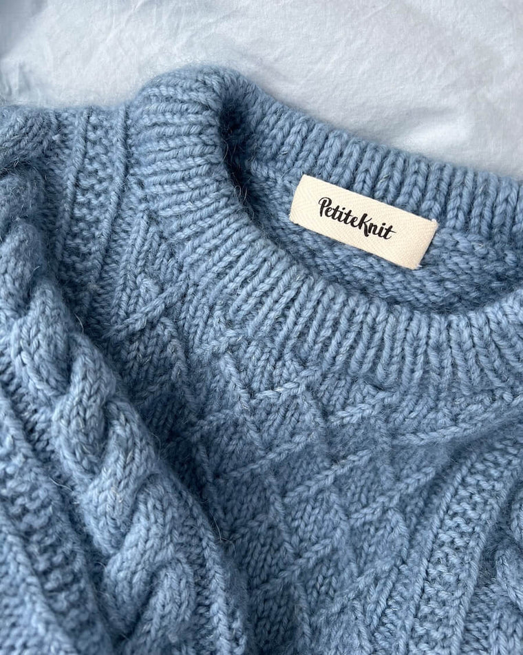 Forskellige petiteknit labels med sort skrift