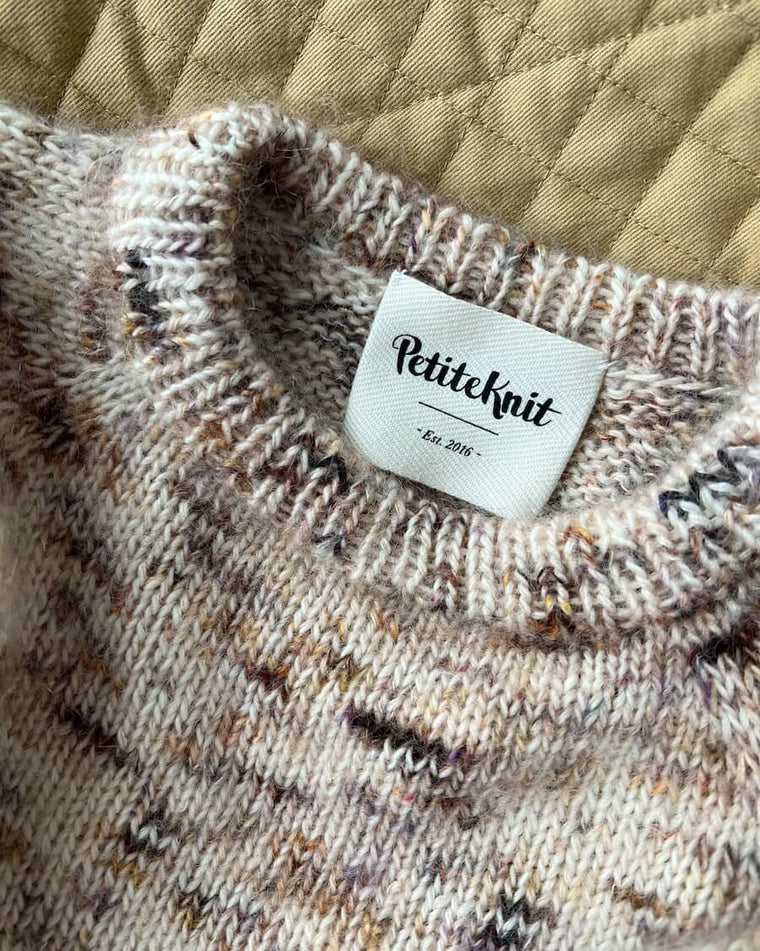 Petiteknit forskellige tekstillabels i en bunke