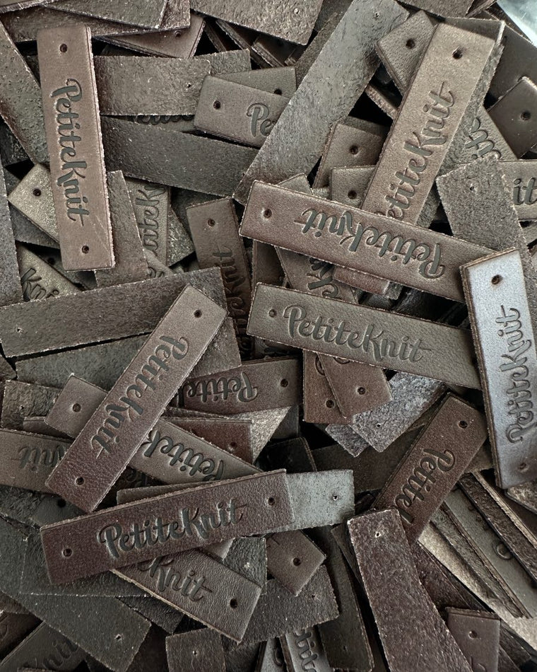 mørkebrunt læderlabel på Cleo Clutch