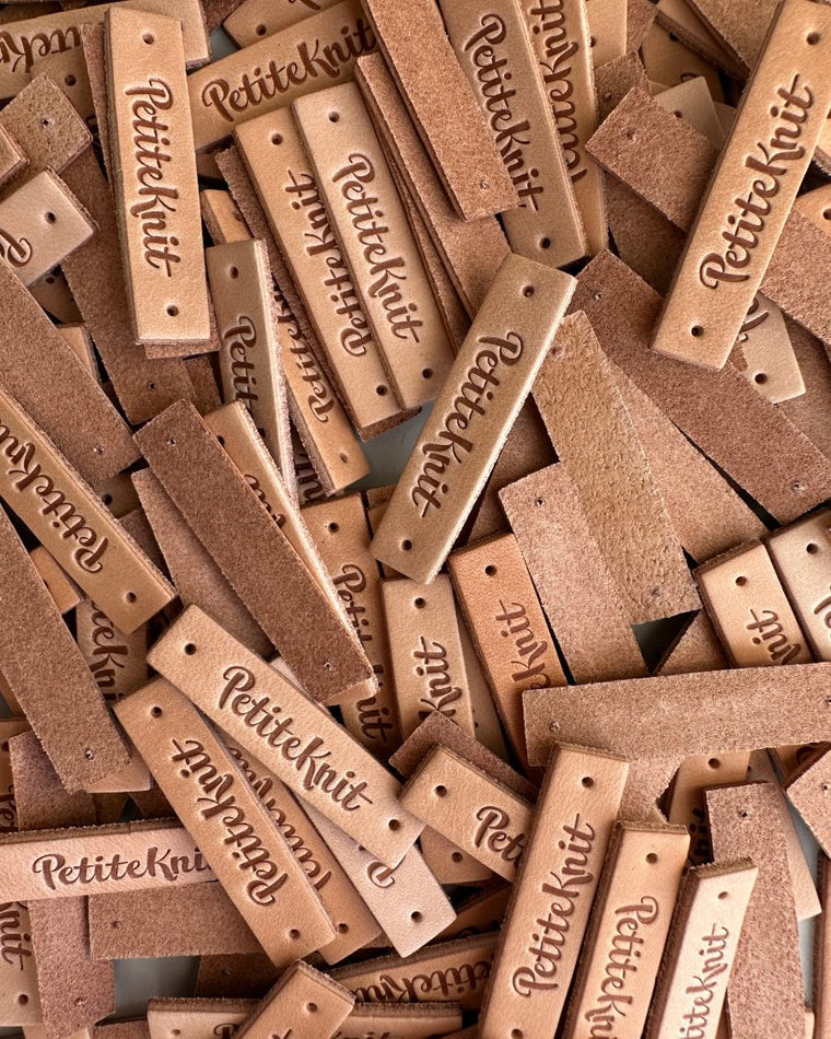 kvinde med Teddy Clutch med lyst læderlabel