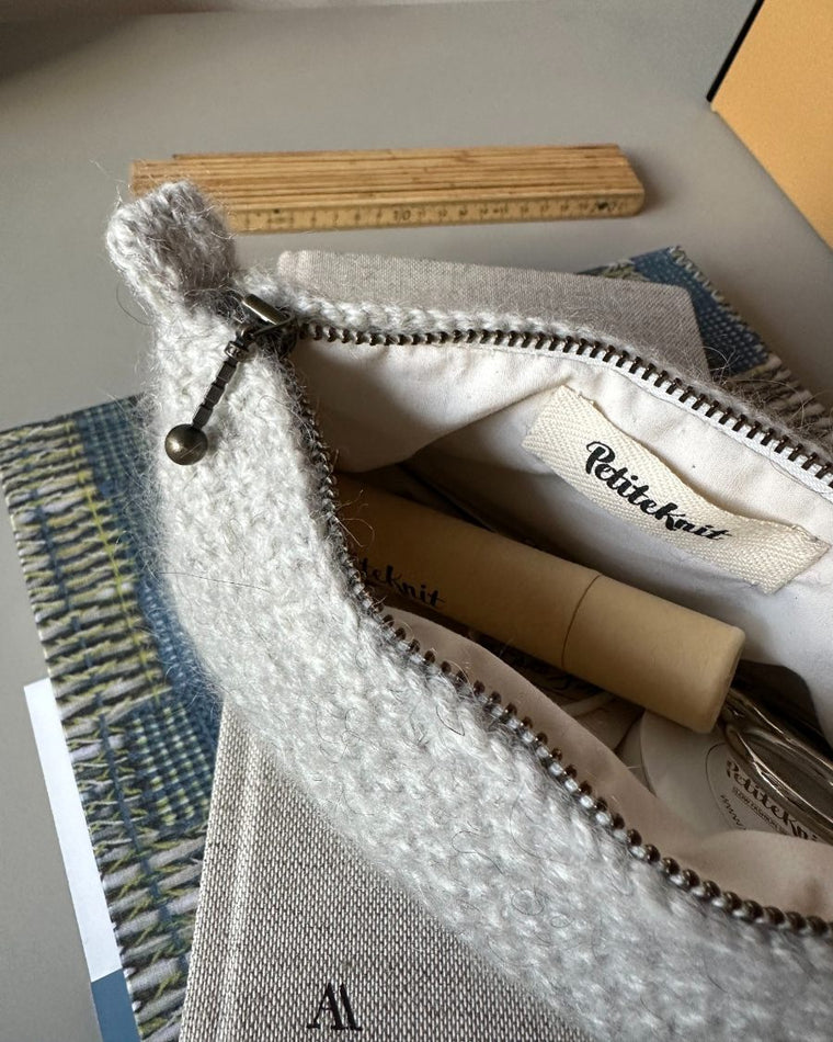 Marie case på bord med for i natur 