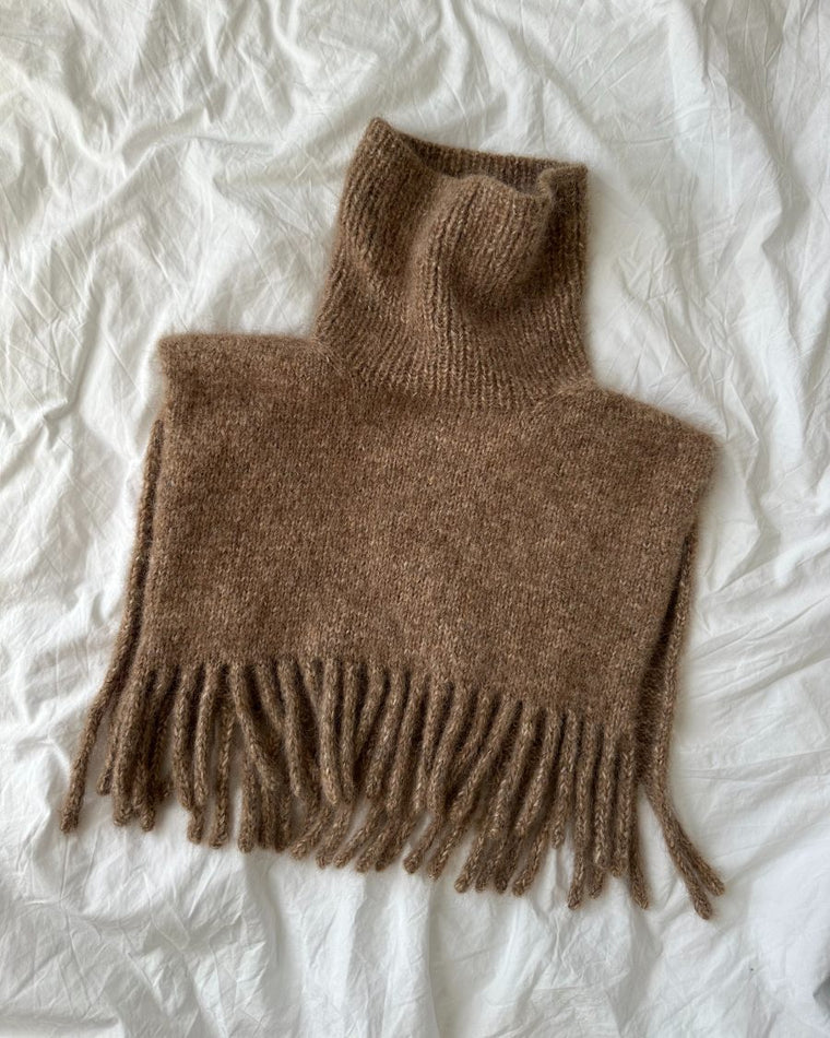 Barn iført lys beige Nora Neck