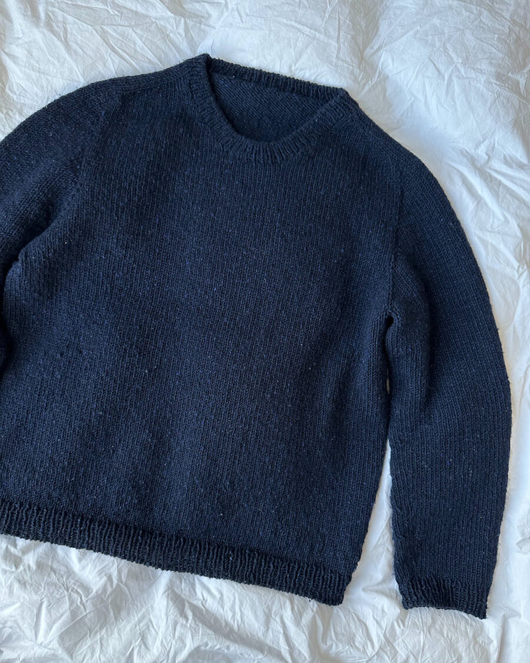 Mand iført blå Northland Sweater