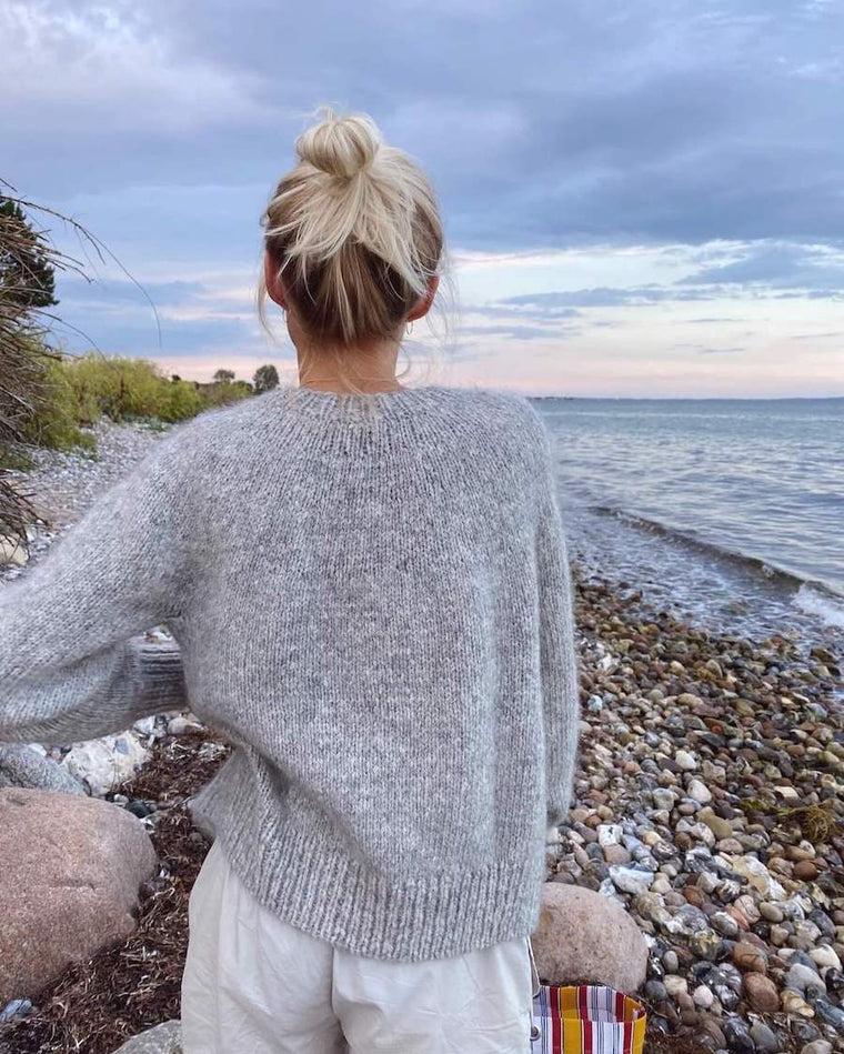 Kvinde iført brun Novice Cardigan – Chunky Edition