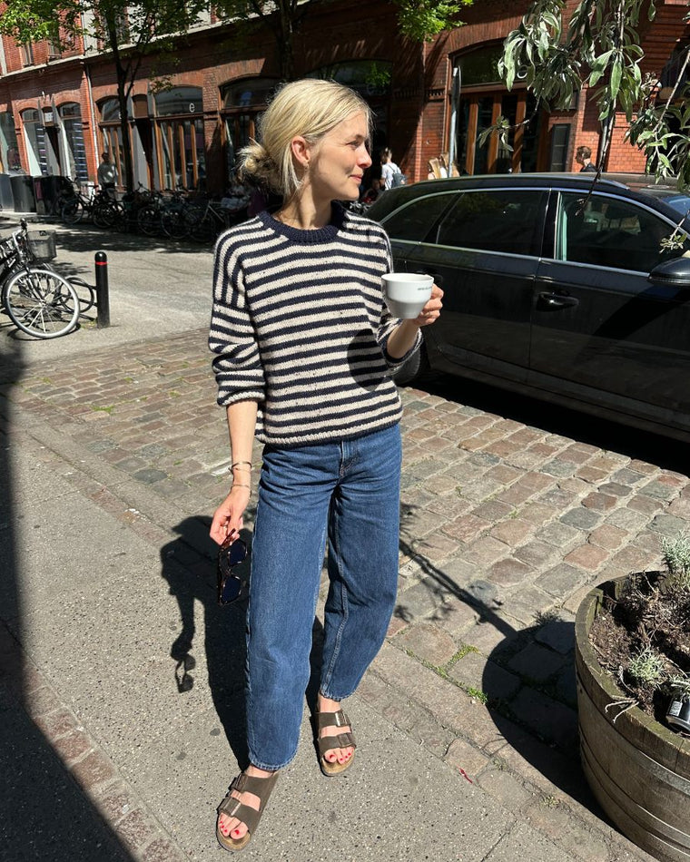 Kvinde iført blå og hvidstribet Olga Sweater