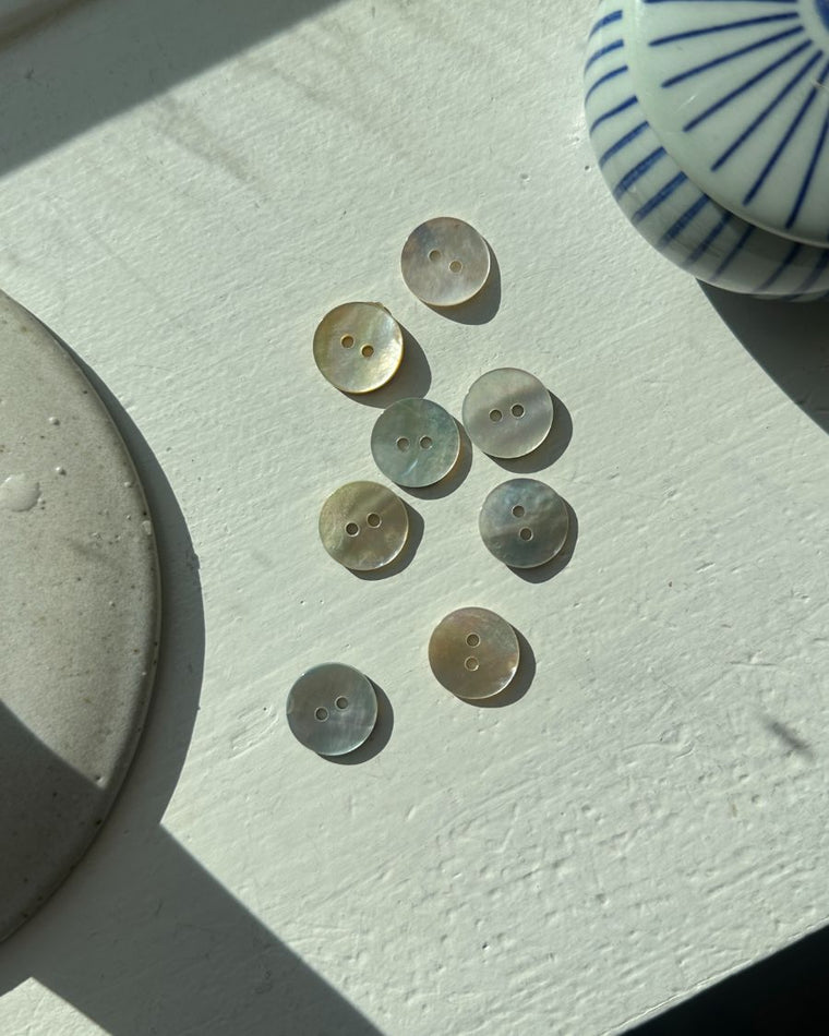 Mother of pearl buttons Ø15 mm - 8 pcs