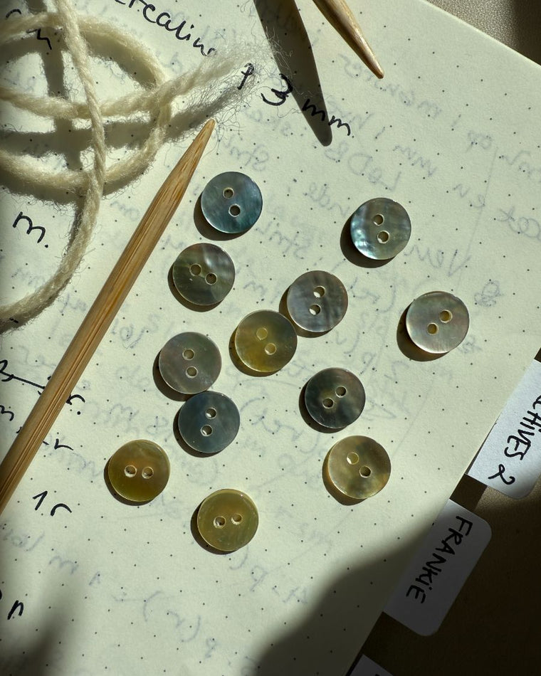 Mother of pearl buttons Ø11.4 mm - 12 pcs