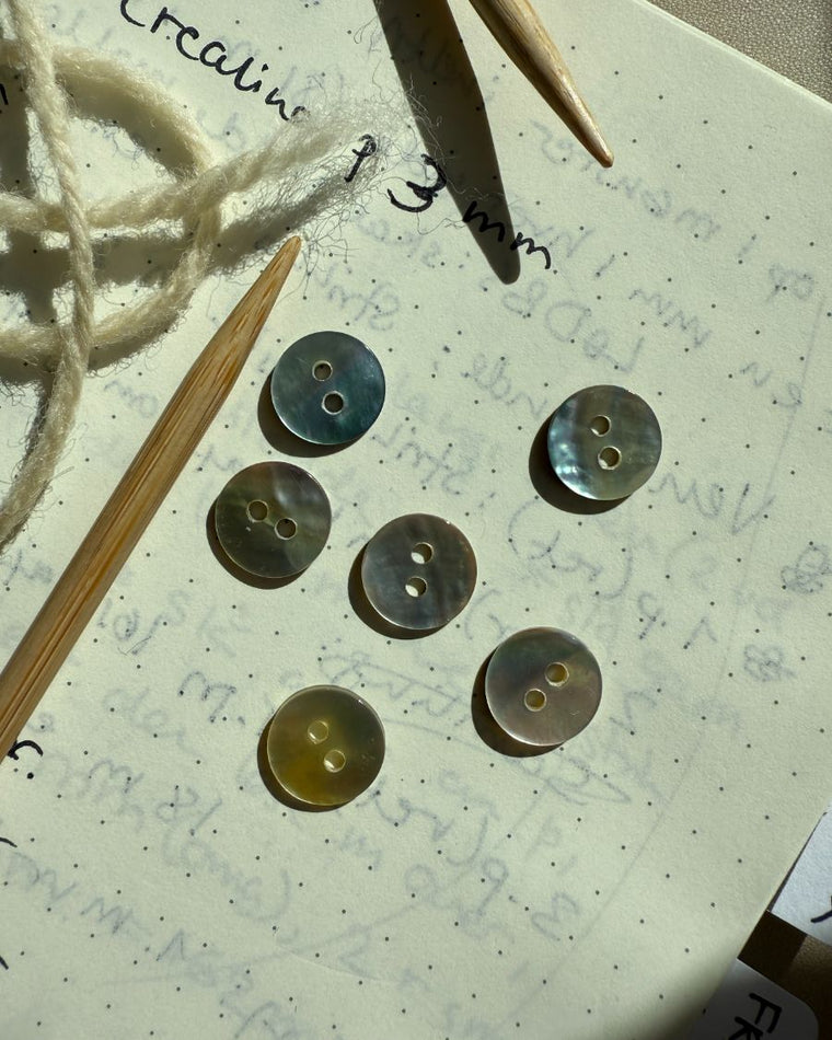 Mother of pearl buttons Ø11.4 mm - 6 pcs