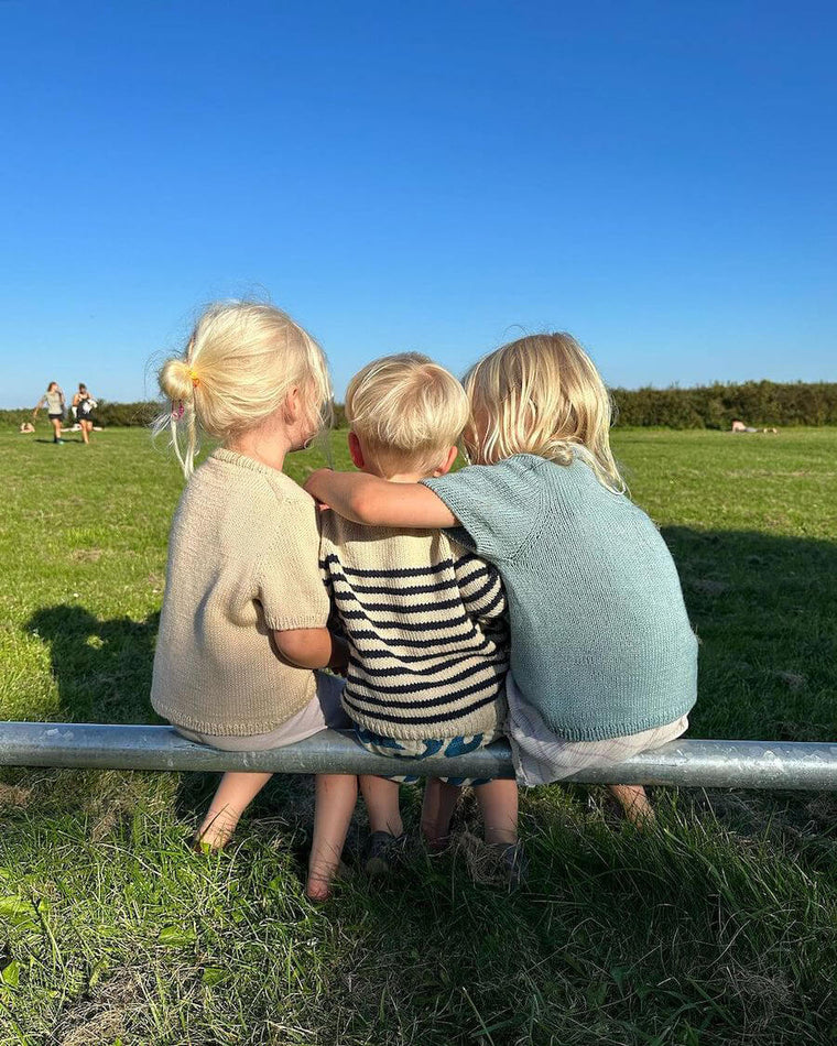 Pige iført lyseblå Poppy Tee Junior