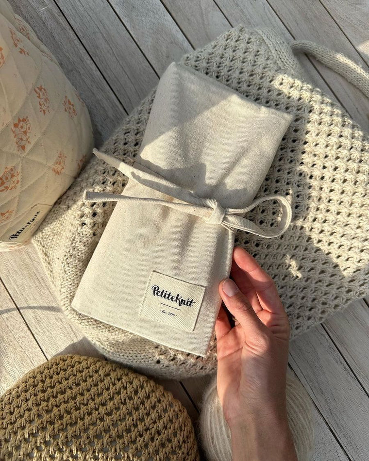 2 lukkede Petiteknit pindetuier liggende