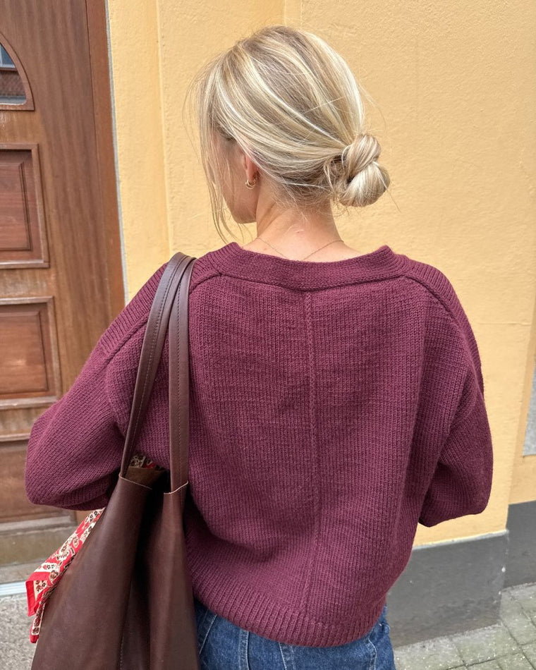Bordeaux Scarlet Cardigan på stranden