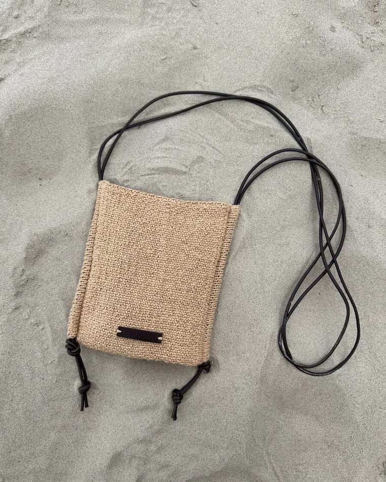 Kvinde med naturfarvet Sienna Bag