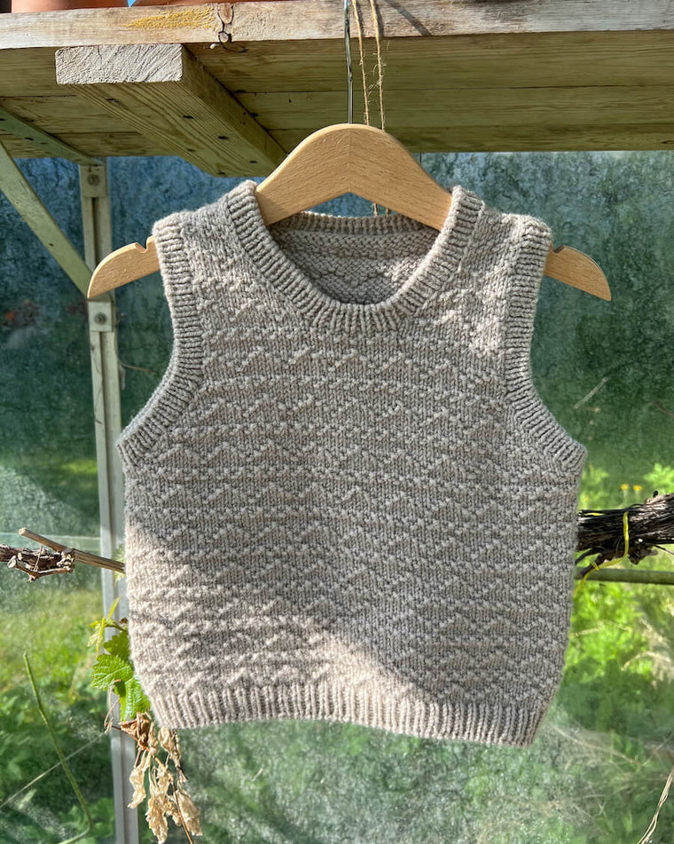 Barn iført Brun Sille Slipover Mini set fra ryggen