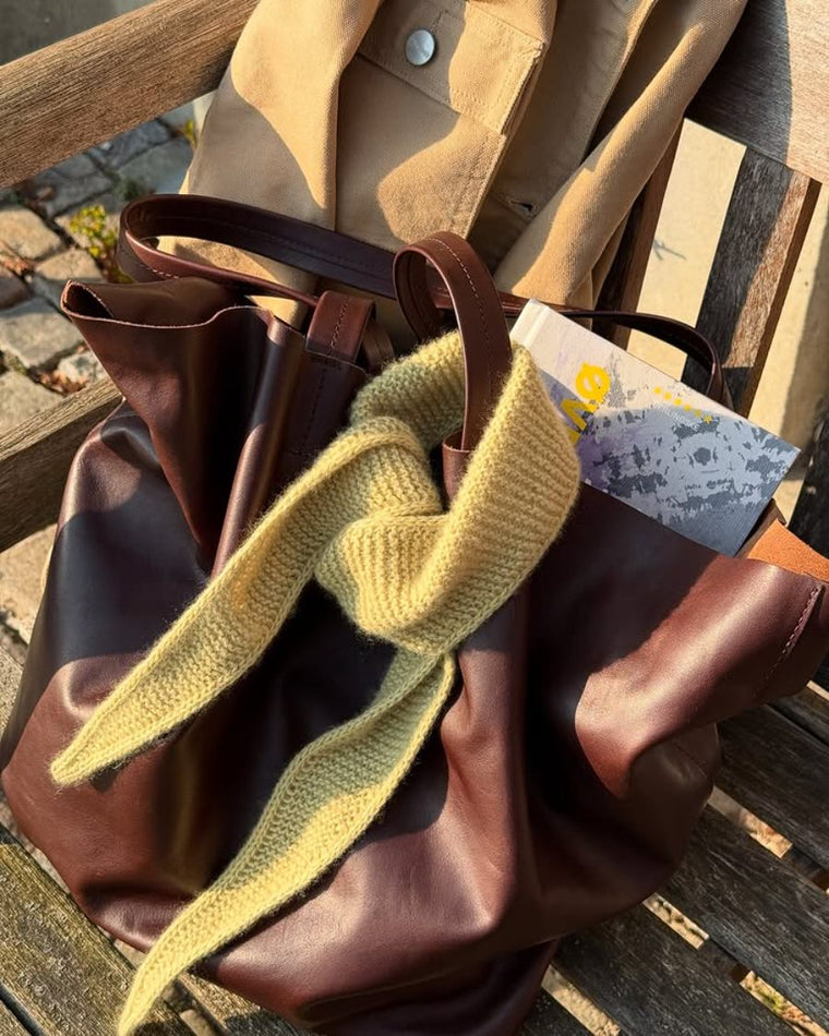 Pige med blåt Sophie Scarf bundet om sin hestehale