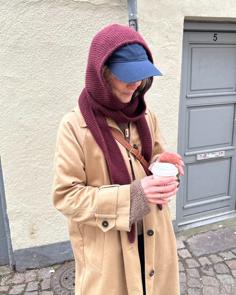 Kvinde iført rød Sophie Hood