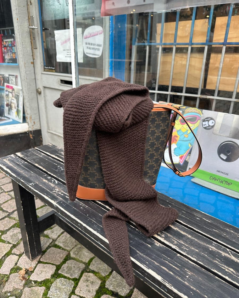 Kvinde med mørkegråt Sophie Shawl 