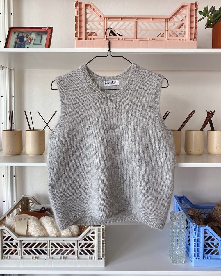 Armygrøn Stockholm Slipover over hvid skjorte på bøjle