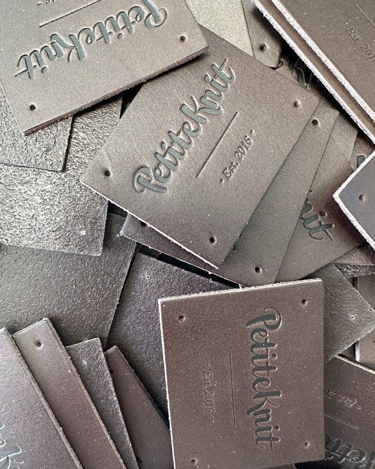 stort mørkebrunt læderlabel på Coast Bag