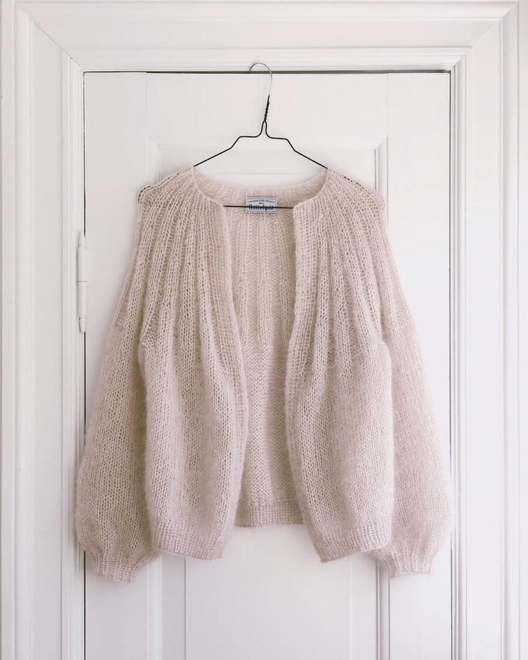 Kvinde iført hvid Sunday Cardigan – Mohair Edition