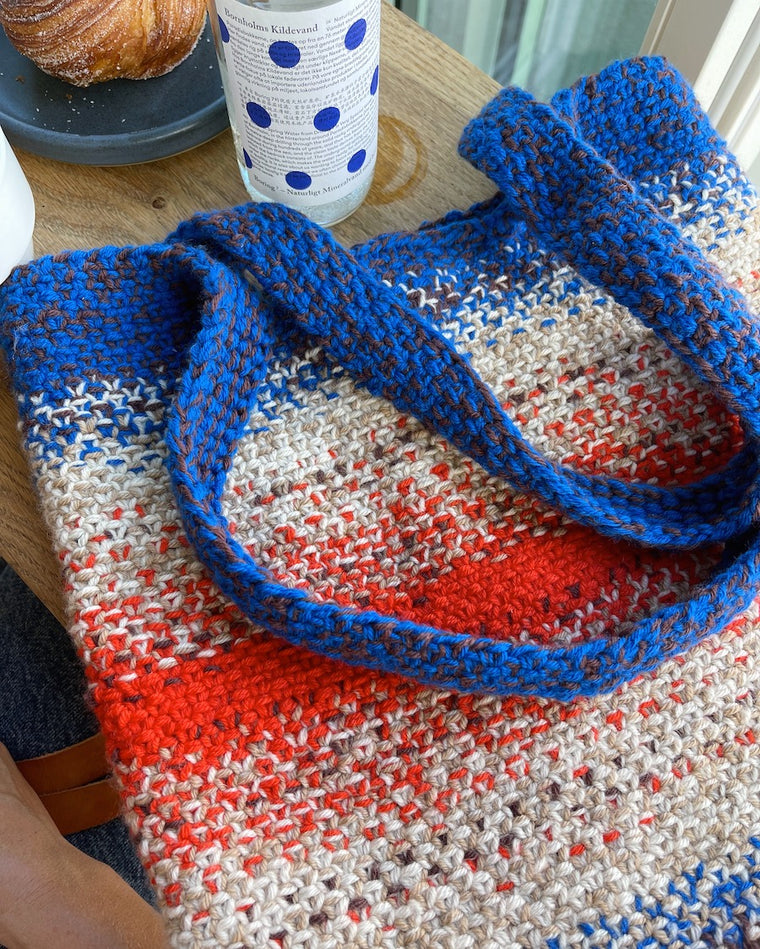 Mand med rød, hvid og grøn Technicolor Tote Bag