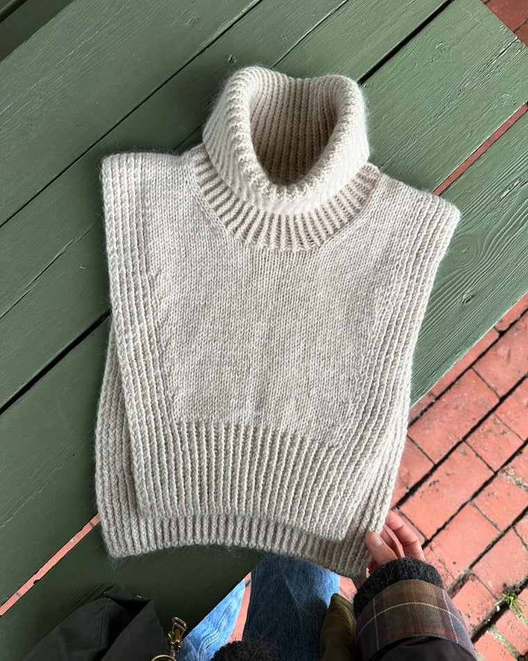 Hvid Terrazzo Neck på sofa