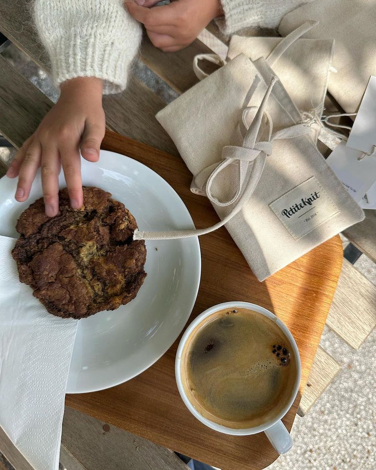 To go knitter's needle case med logo label