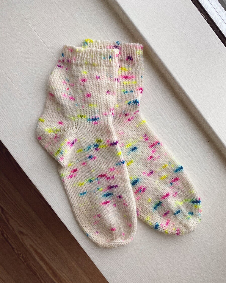 Liggende lyserøde og hvid-stribede Everyday Socks Junior