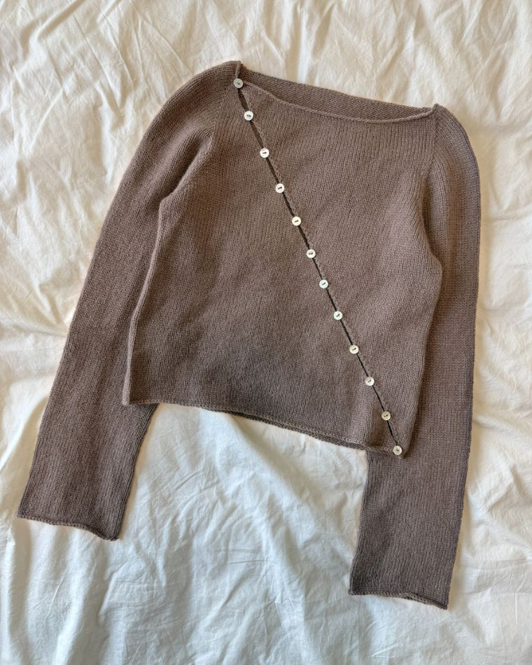 Kvinde iført brun Valerie Blouse set bagfra