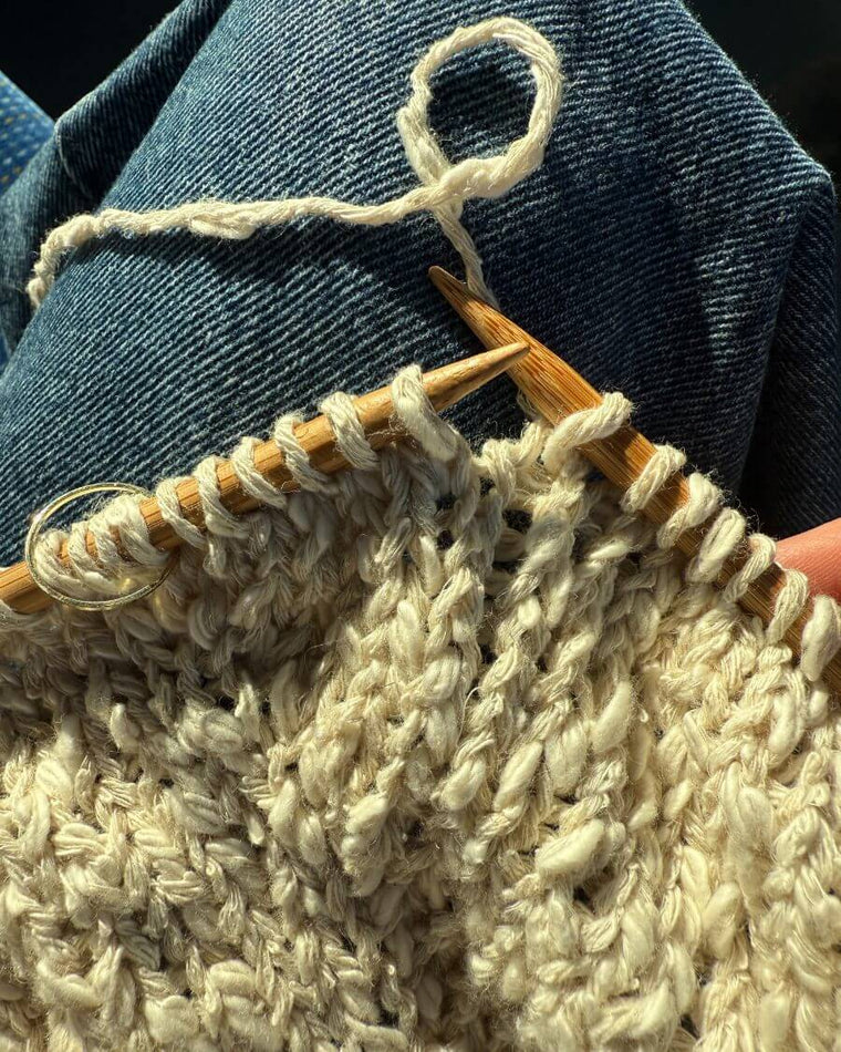 Maskemarkør æske i papir i vindueskarm