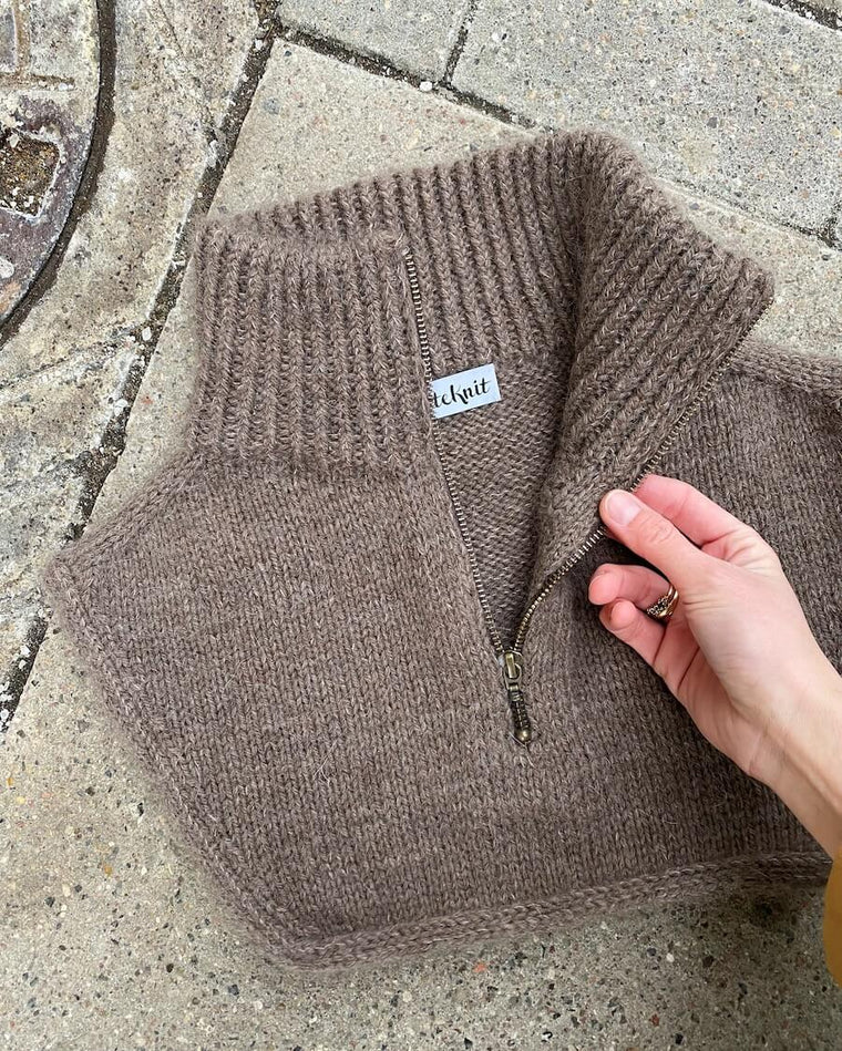 Kvinde iført brun Zipper Neck set bagfra