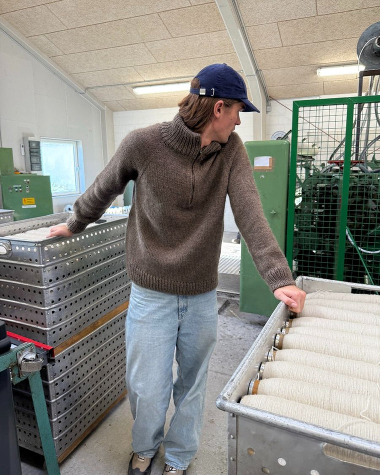 Mand iført koksgrå Zipper Sweater – Man